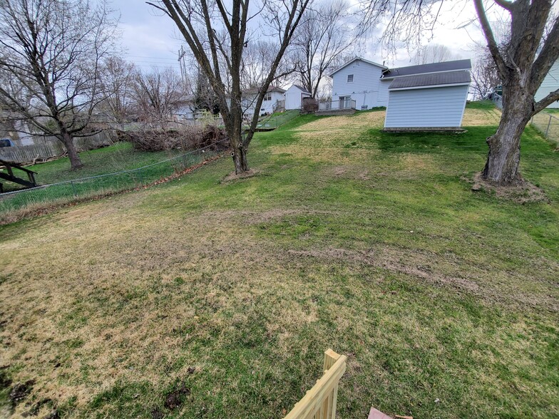 Building Photo - 9060 Oakwood Dr