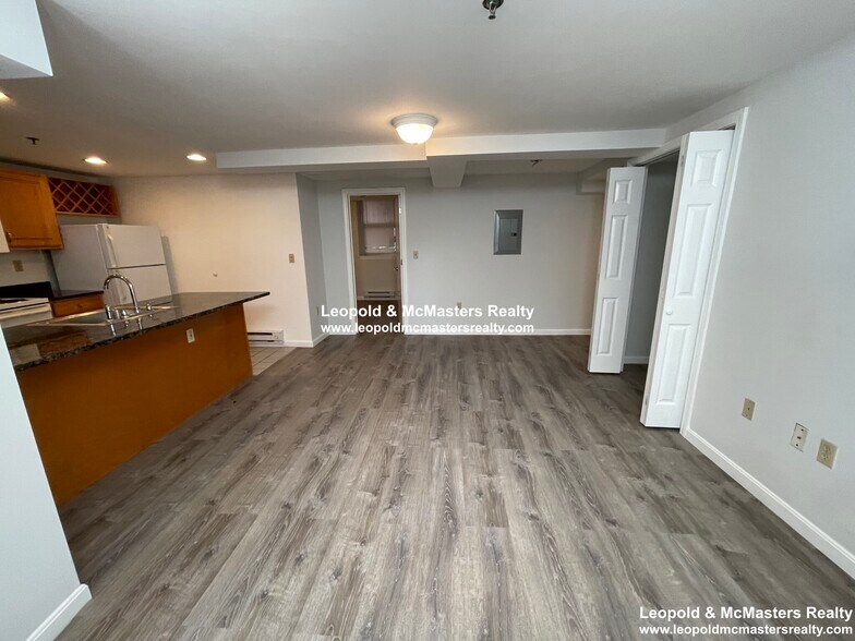 Building Photo - 131 Park Dr