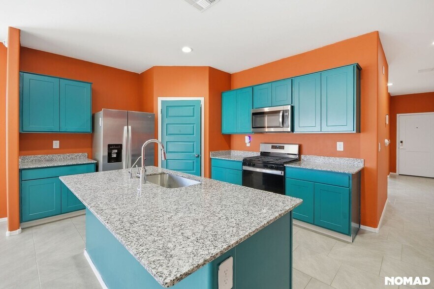 Building Photo - 558 W Woodward St