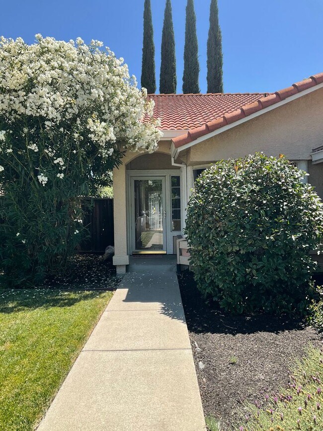 Building Photo - Charming single 3-bedroom rental opportunity!