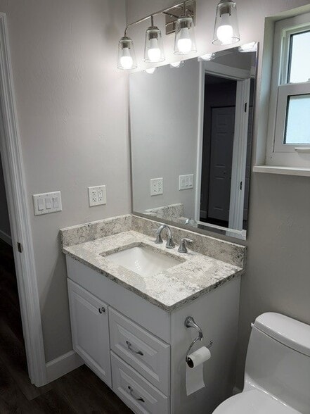 Master Bathroom - 7015 Cedarhurst Dr