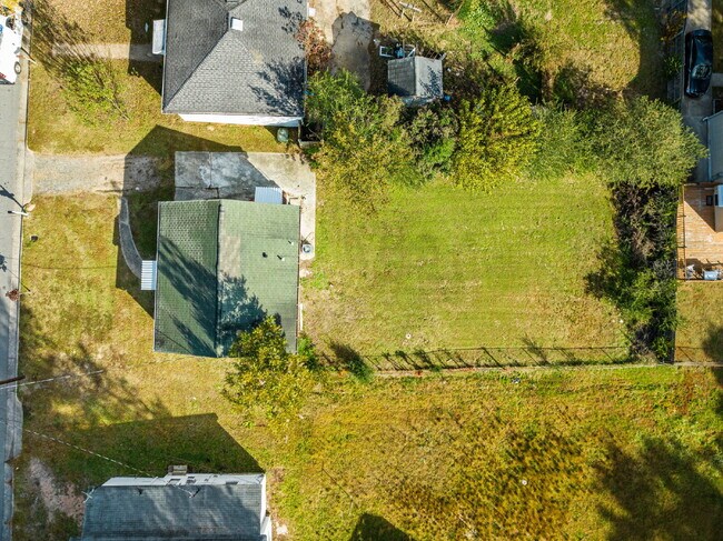 Building Photo - "2-Bed Bungalow with Granite Touches & Gleaming Hardwoods in Durham!"