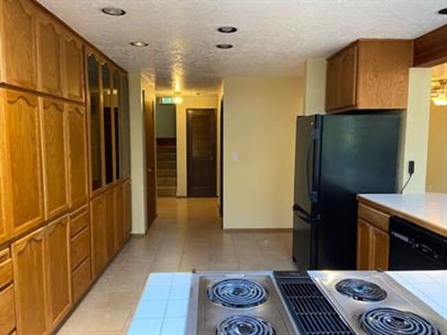 Building Photo - 823 SW Castilian Dr