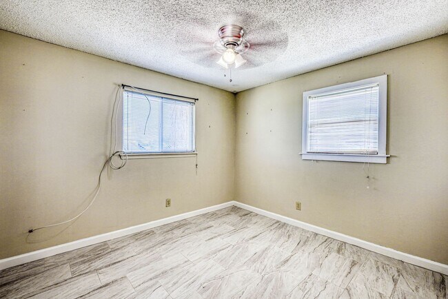 Building Photo - Beautiful 2 bed - 1 baths apartment  part of a TRIPLEX