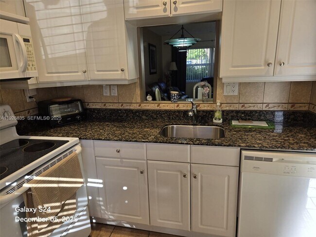 Building Photo - 5181 W Oakland Park Blvd