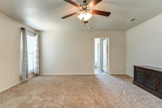 Building Photo - Quincy Park Beauty- Available Now