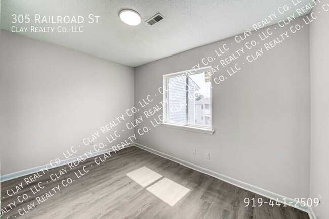 Building Photo - 305 Railroad St