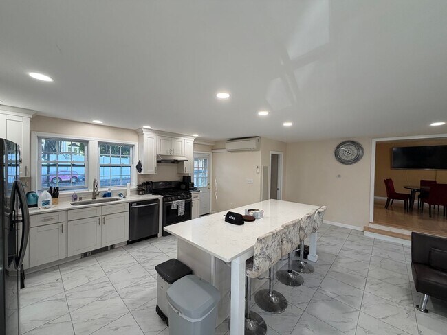 Building Photo - 160 Broadway-