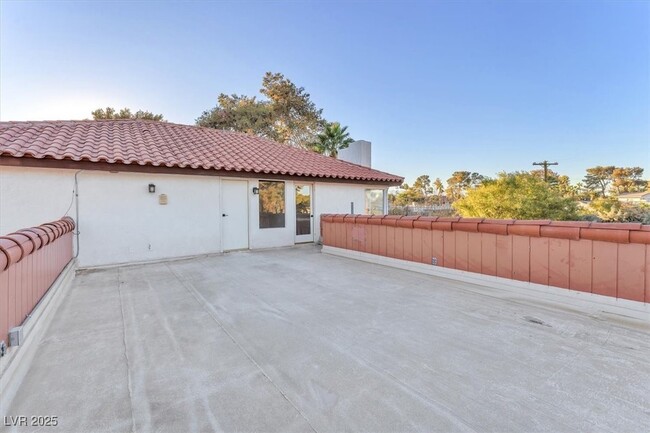 Building Photo - 2868 Vista Del Sol Ave