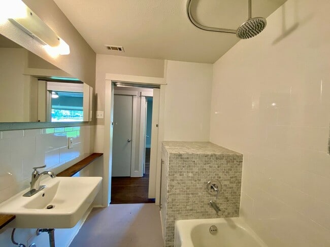 Building Photo - Charming 4 Bedrooms, 3 Bathrooms Home in Allandale!!!!