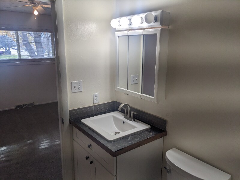 Building Photo - 1040 Ponderosa Dr