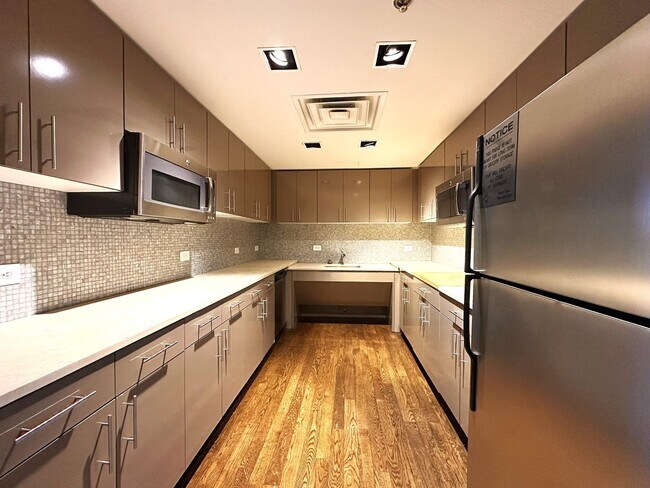 Building Photo - 102 Christopher Columbus Dr