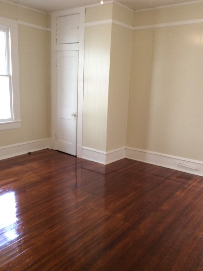 Building Photo - 3 bedroom 1 bath in the Highland's Histori...