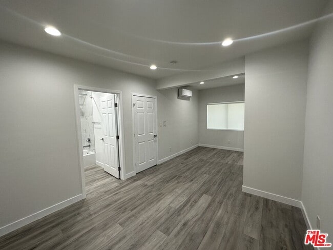 Building Photo - 608 W Hillcrest Blvd