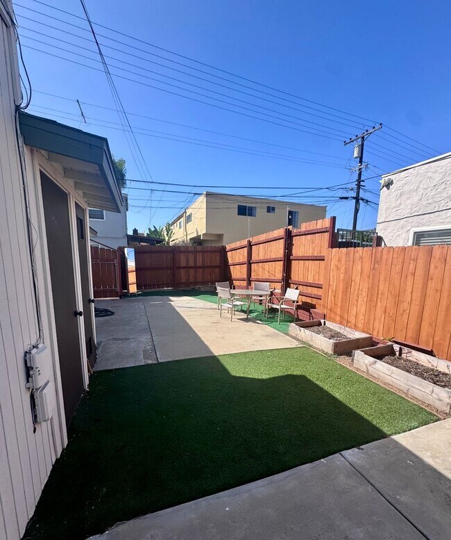 Building Photo - 4330 Kendall St