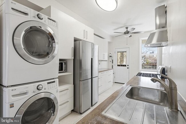 Building Photo - 707 15th St NE