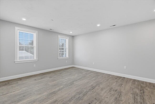 Building Photo - 204 Central St