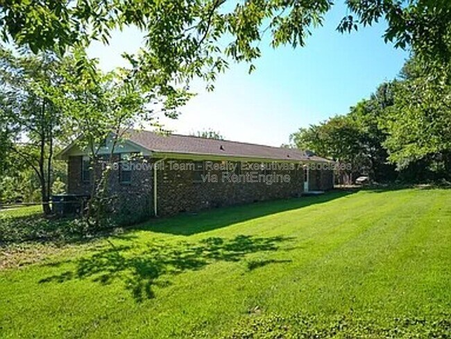 Building Photo - 1005 Francis Rd