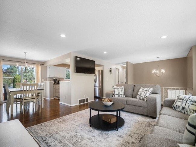 Building Photo - Spacious 4-Bedroom Pet-Friendly Home in North Spokane