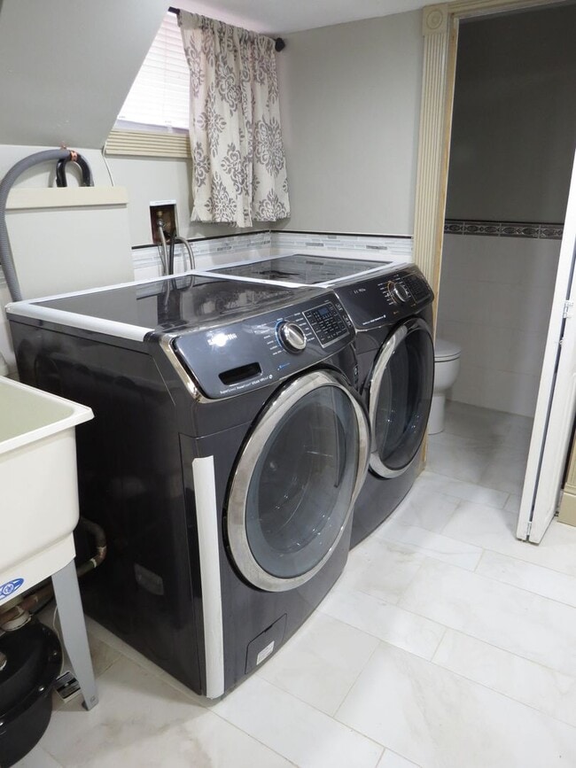 Building Photo - Totally Updated 3 Bed / 2.5 Bath