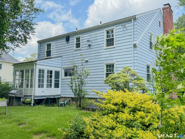 Building Photo - 1657 Farmington Ave