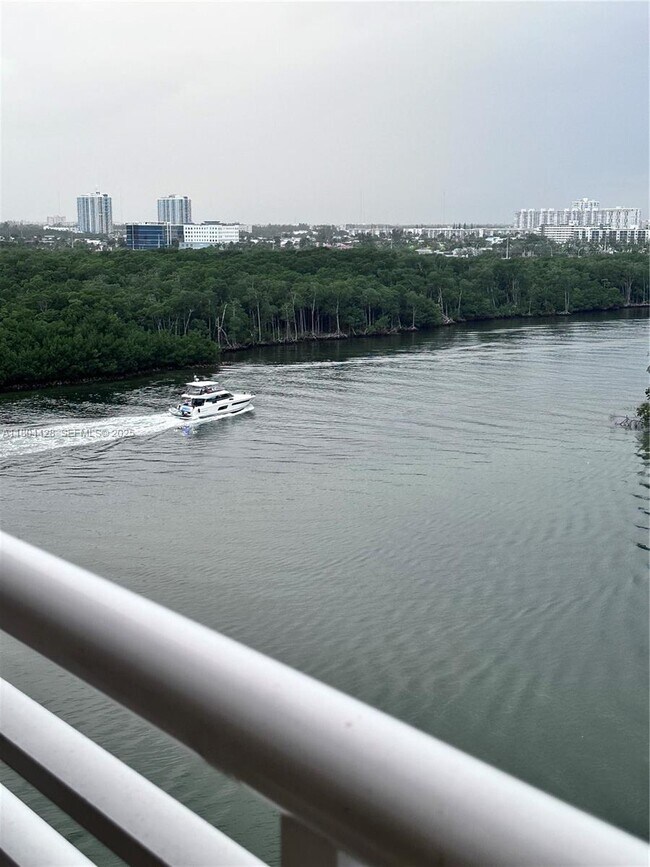 Building Photo - 400 Kings Point Dr