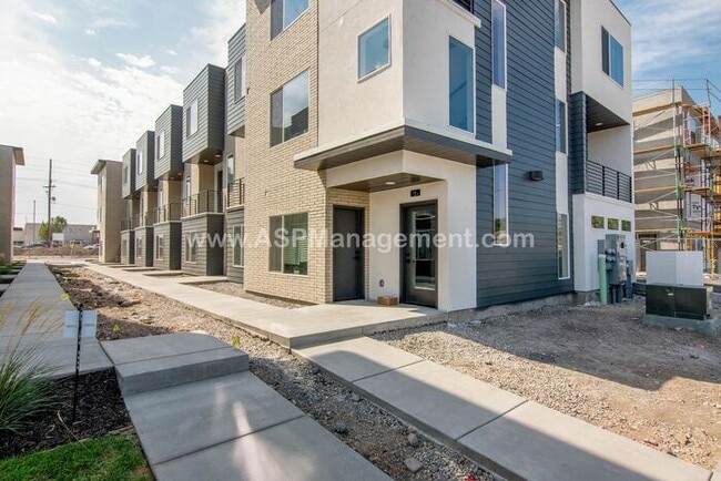 Building Photo - Salt Lake- High-End  3 bed, 3.5 bath Condo