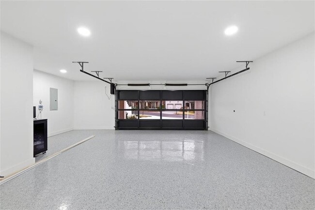 Building Photo - 1385 Sylvan Cir NE