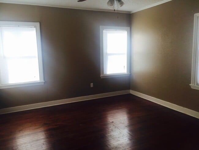 Building Photo - 615 Monroe St