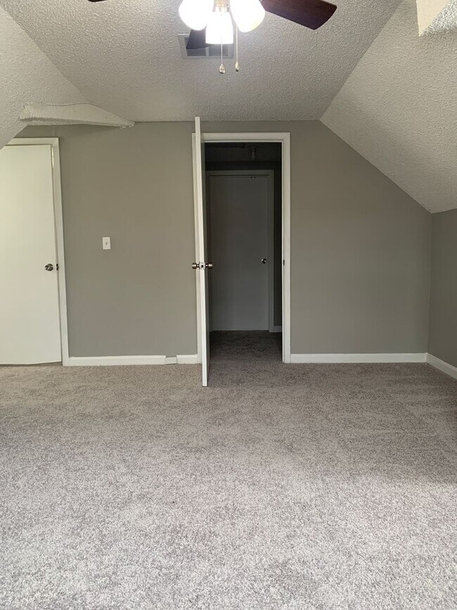 Building Photo - Your Next Home Awaits: 4BR/2BA in Desirable Prairie Village Location!