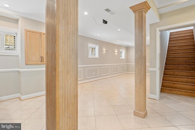Building Photo - 5905 Lone Oak Dr