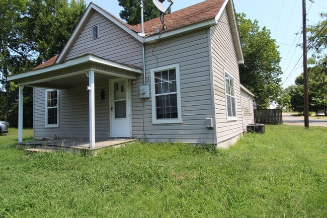 Building Photo - Charming & Convenient 2 bedroom 1 bathroom