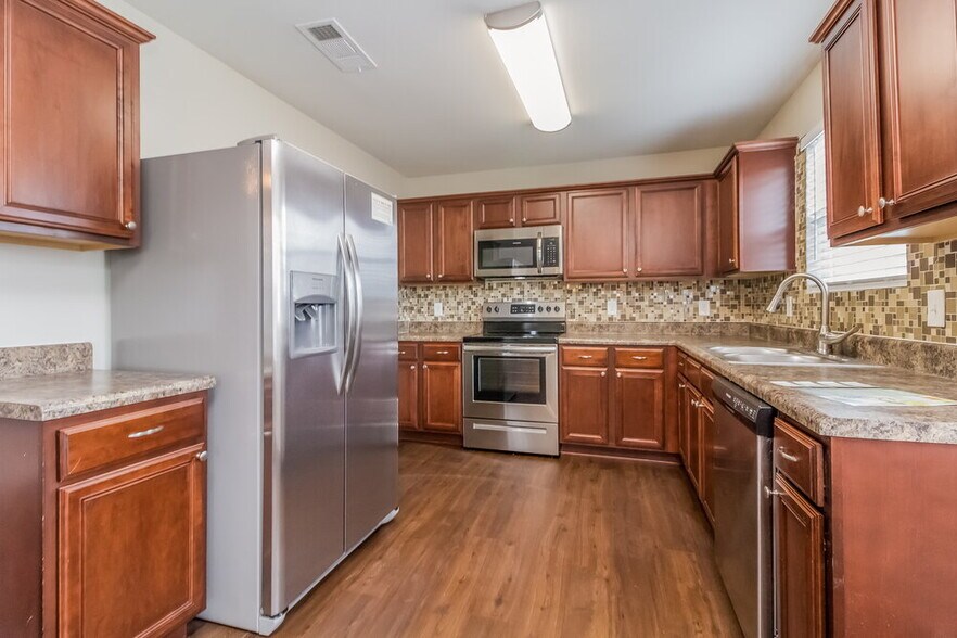 Building Photo - 924 Creek Oak Dr