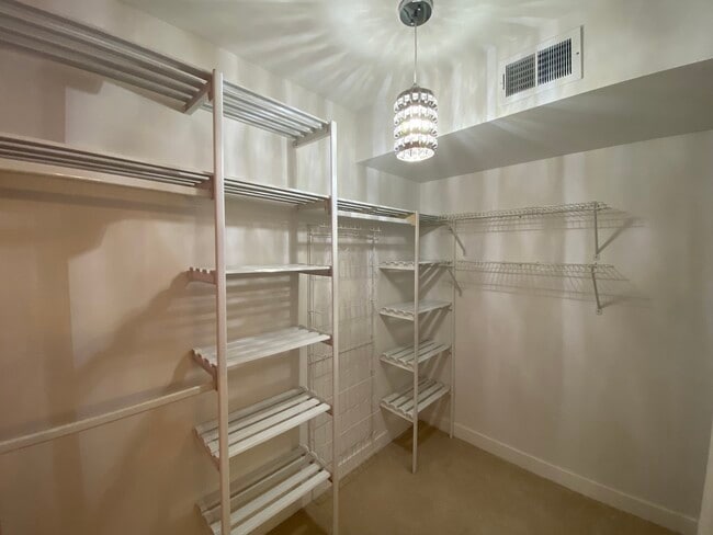 Building Photo - 550 Shorely Dr