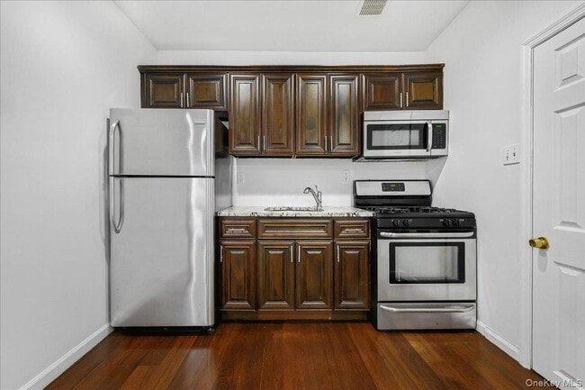Building Photo - 53 Linden St