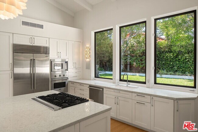 Building Photo - 1323 Club View Dr