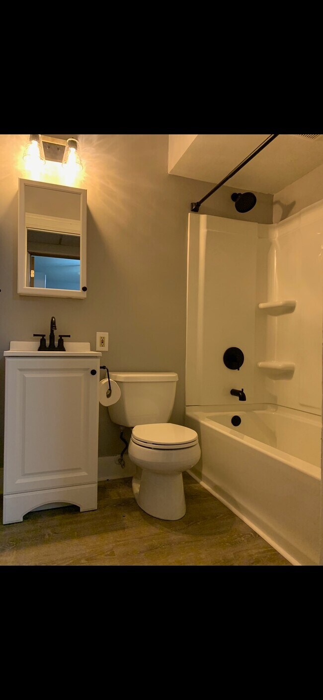 Building Photo - 422 Greenwood Ave