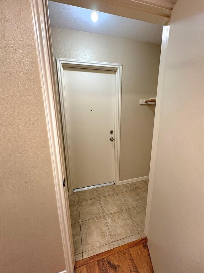 Building Photo - 1014 Stoneleigh Ct