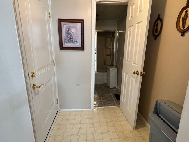 Building Photo - Cozy 1 Bedroom, 1 Bathroom House in High Point