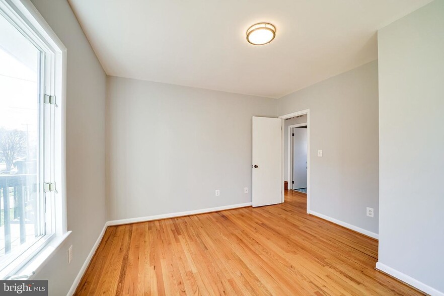 Building Photo - 1912 S Glebe Rd