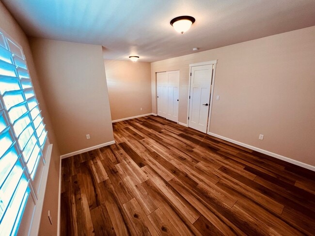 Building Photo - Stunning 5 bedroom W/Bed & Full Bath on Main Floor