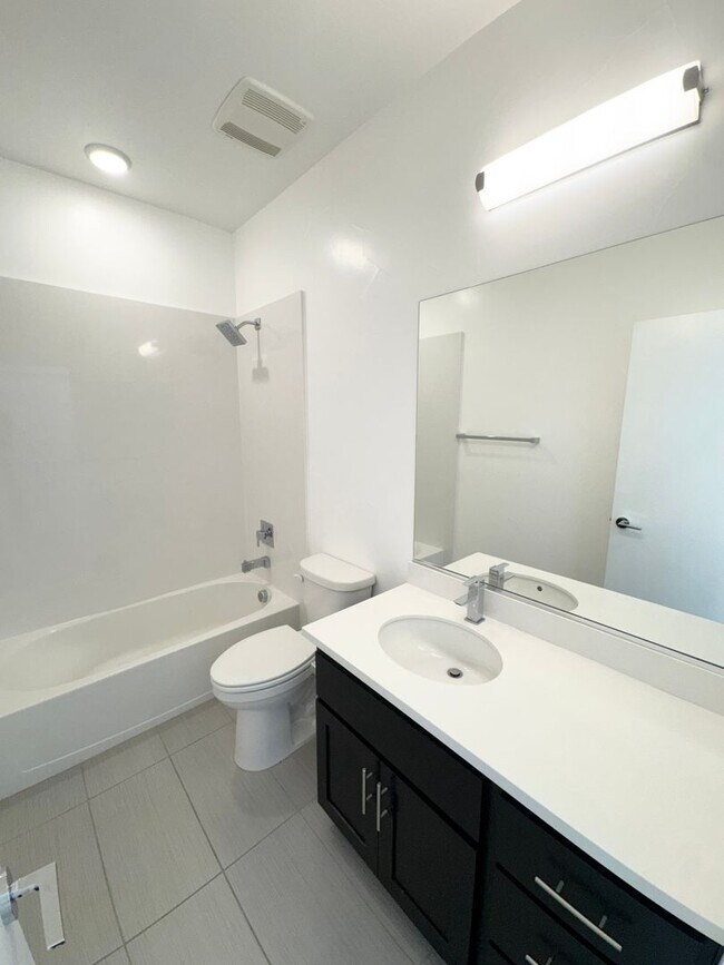 Building Photo - Luxury 3 Bed / 3 Bath Modern Home in Downtown Sacramento – Mansion Flats