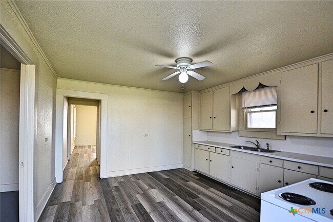 Building Photo - 875 Porter St