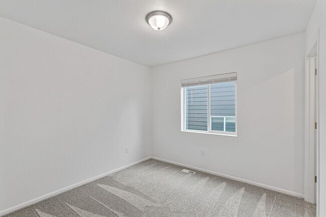 Building Photo - Two-Story Port Orchard Home