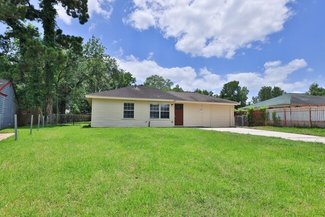 Building Photo - 9026 Lake Forest Blvd