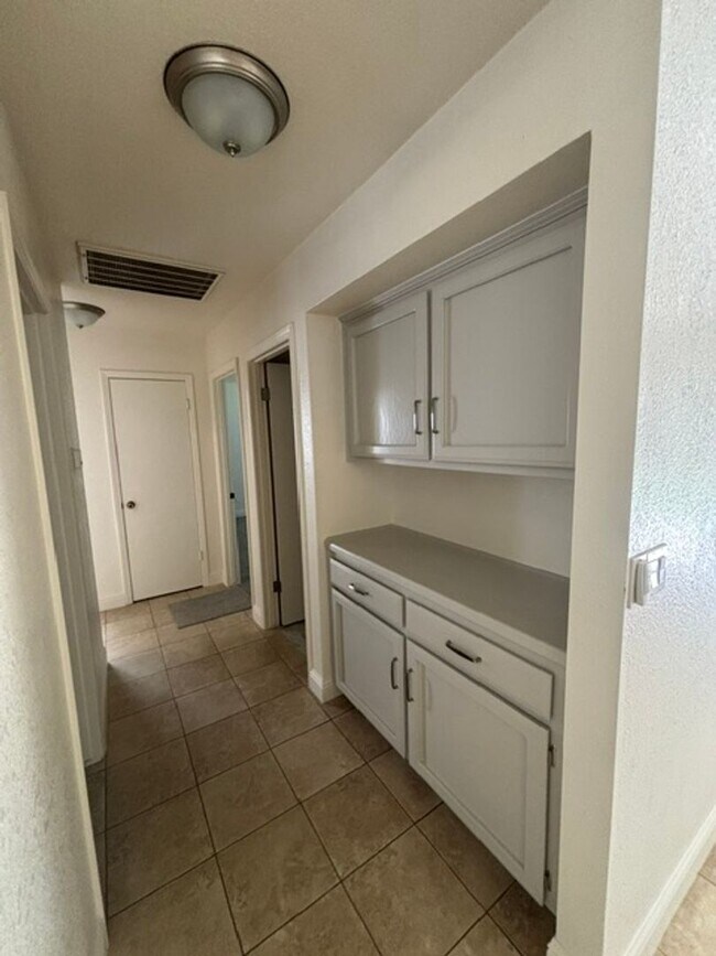 Building Photo - Clean 3 Bedroom / 2 Bathroom home near Stockdale High School, Recently Renovated!