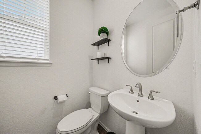 Building Photo - Beautiful spacious four bedroom house!