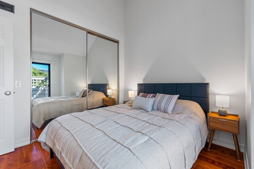 Building Photo - 526 Via De La Valle
