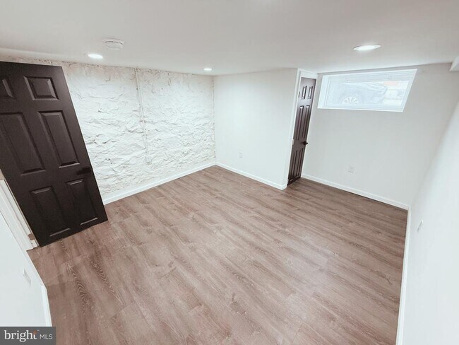 Building Photo - 2142 Penrose Ave