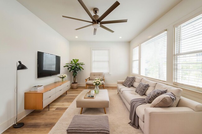 Building Photo - 2018 Remodeled 3 bed / 2 bath - wood / tile floors, fenced yard. Hyde Park / Downtown